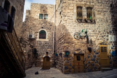 Hebron, Batı Şeria, 19 Aralık 2025 Eski Şehir 'deki dar sokaklar ve taş kemerler. Geleneksel mimari, bu Filistin yönetimindeki bölgede muhafaza edilen kültürel mirası sergiliyor..