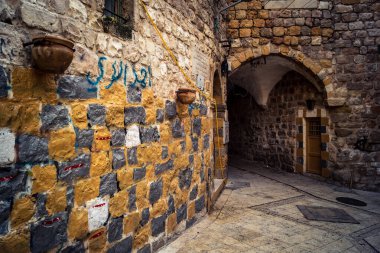 Hebron, Batı Şeria, 19 Aralık 2025 Eski Şehir 'deki dar sokaklar ve taş kemerler. Geleneksel mimari, bu Filistin yönetimindeki bölgede muhafaza edilen kültürel mirası sergiliyor..