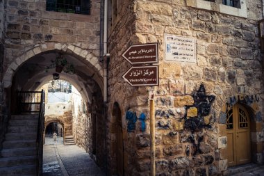 Hebron, Batı Şeria, 19 Aralık 2025 Eski Şehir 'deki dar sokaklar ve taş kemerler. Geleneksel mimari, bu Filistin yönetimindeki bölgede muhafaza edilen kültürel mirası sergiliyor..