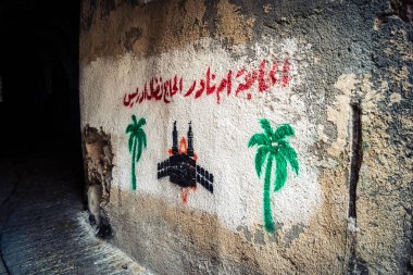 Hebron, Batı Şeria, 19 Aralık 2025 Eski Şehir 'deki dar sokaklar ve taş kemerler. Geleneksel mimari, bu Filistin yönetimindeki bölgede muhafaza edilen kültürel mirası sergiliyor..