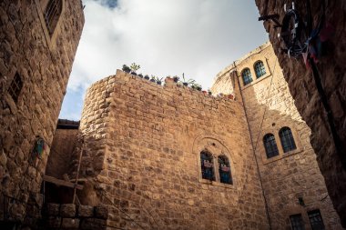 Hebron, Batı Şeria, 19 Aralık 2025 Eski Şehir 'deki dar sokaklar ve taş kemerler. Geleneksel mimari, bu Filistin yönetimindeki bölgede muhafaza edilen kültürel mirası sergiliyor..