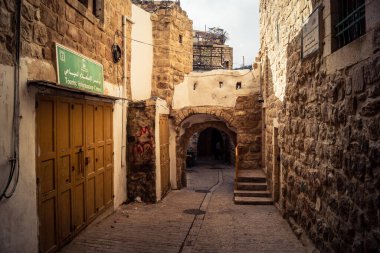 Hebron, Batı Şeria, 19 Aralık 2025 Eski Şehir 'deki dar sokaklar ve taş kemerler. Geleneksel mimari, bu Filistin yönetimindeki bölgede muhafaza edilen kültürel mirası sergiliyor..