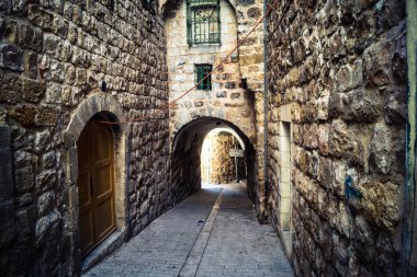 Hebron, Batı Şeria, 19 Aralık 2025 Eski Şehir 'deki dar sokaklar ve taş kemerler. Geleneksel mimari, bu Filistin yönetimindeki bölgede muhafaza edilen kültürel mirası sergiliyor..