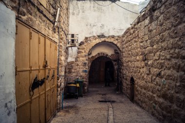 Hebron, Batı Şeria, 19 Aralık 2025 Eski Şehir 'deki dar sokaklar ve taş kemerler. Geleneksel mimari, bu Filistin yönetimindeki bölgede muhafaza edilen kültürel mirası sergiliyor..