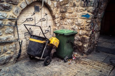 Hebron, Batı Şeria, 19 Aralık 2025 Eski Şehir 'deki dar sokaklar ve taş kemerler. Geleneksel mimari, bu Filistin yönetimindeki bölgede muhafaza edilen kültürel mirası sergiliyor..