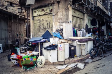 Hebron, Batı Şeria, 19 Aralık 2025 Cuma namazı sırasında H1 sektöründe sessiz ve terk edilmiş sokaklar. Dükkanların çoğu kutsal günün anısına kapalı kalıyor. Bu da kutsal atmosferi ortaya çıkarıyor..