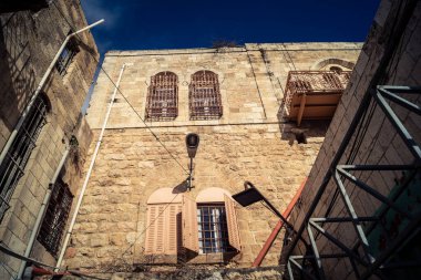 Hebron, Batı Şeria, 19 Aralık 2025 Eski Şehir 'deki dar sokaklar ve taş kemerler. Geleneksel mimari, bu Filistin yönetimindeki bölgede muhafaza edilen kültürel mirası sergiliyor..