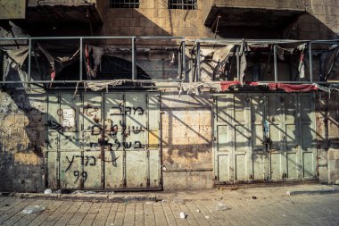 Hebron, Batı Şeria, 19 Aralık 2025 Cuma namazı sırasında H1 sektöründe sessiz ve terk edilmiş sokaklar. Dükkanların çoğu kutsal günün anısına kapalı kalıyor. Bu da kutsal atmosferi ortaya çıkarıyor..