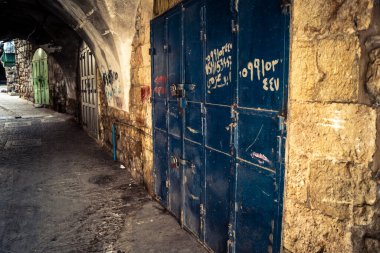 Hebron, Batı Şeria, 19 Aralık 2025 Eski Şehir 'deki dar sokaklar ve taş kemerler. Geleneksel mimari, bu Filistin yönetimindeki bölgede muhafaza edilen kültürel mirası sergiliyor..