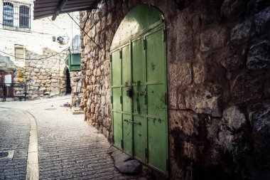 Hebron, Batı Şeria, 19 Aralık 2025 Eski Şehir 'deki dar sokaklar ve taş kemerler. Geleneksel mimari, bu Filistin yönetimindeki bölgede muhafaza edilen kültürel mirası sergiliyor..