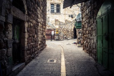 Hebron, Batı Şeria, 19 Aralık 2025 Eski Şehir 'deki dar sokaklar ve taş kemerler. Geleneksel mimari, bu Filistin yönetimindeki bölgede muhafaza edilen kültürel mirası sergiliyor..