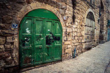 Hebron, Batı Şeria, 19 Aralık 2025 Eski Şehir 'deki dar sokaklar ve taş kemerler. Geleneksel mimari, bu Filistin yönetimindeki bölgede muhafaza edilen kültürel mirası sergiliyor..