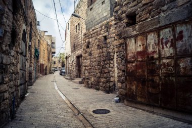 Hebron, Batı Şeria, 19 Aralık 2025 Eski Şehir 'deki dar sokaklar ve taş kemerler. Geleneksel mimari, bu Filistin yönetimindeki bölgede muhafaza edilen kültürel mirası sergiliyor..