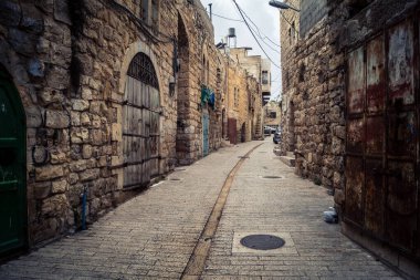 Hebron, Batı Şeria, 19 Aralık 2025 Eski Şehir 'deki dar sokaklar ve taş kemerler. Geleneksel mimari, bu Filistin yönetimindeki bölgede muhafaza edilen kültürel mirası sergiliyor..