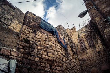 Hebron, Batı Şeria, 19 Aralık 2025 Eski Şehir 'deki dar sokaklar ve taş kemerler. Geleneksel mimari, bu Filistin yönetimindeki bölgede muhafaza edilen kültürel mirası sergiliyor..