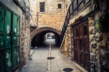 Hebron, Batı Şeria, 19 Aralık 2025 Eski Şehir 'deki dar sokaklar ve taş kemerler. Geleneksel mimari, bu Filistin yönetimindeki bölgede muhafaza edilen kültürel mirası sergiliyor..