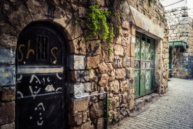 Hebron, Batı Şeria, 19 Aralık 2025 Eski Şehir 'deki dar sokaklar ve taş kemerler. Geleneksel mimari, bu Filistin yönetimindeki bölgede muhafaza edilen kültürel mirası sergiliyor..
