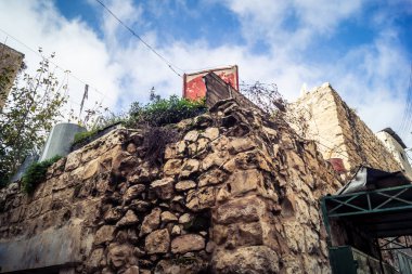 Hebron, Batı Şeria, 19 Aralık 2025 Eski Şehir 'deki dar sokaklar ve taş kemerler. Geleneksel mimari, bu Filistin yönetimindeki bölgede muhafaza edilen kültürel mirası sergiliyor..