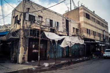 Hebron, Batı Şeria, 19 Aralık 2025 Eski Şehir 'deki dar sokaklar ve taş kemerler. Geleneksel mimari, bu Filistin yönetimindeki bölgede muhafaza edilen kültürel mirası sergiliyor..