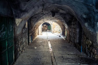 Hebron, Batı Şeria, 19 Aralık 2025 Eski Şehir 'deki dar sokaklar ve taş kemerler. Geleneksel mimari, bu Filistin yönetimindeki bölgede muhafaza edilen kültürel mirası sergiliyor..