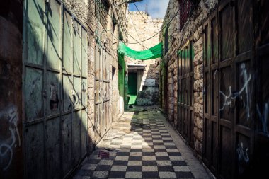 Hebron, Batı Şeria, 19 Aralık 2025 Eski Şehir 'deki dar sokaklar ve taş kemerler. Geleneksel mimari, bu Filistin yönetimindeki bölgede muhafaza edilen kültürel mirası sergiliyor..