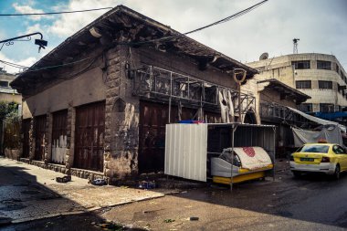 Hebron, Batı Şeria, 19 Aralık 2025 Cuma namazı sırasında H1 sektöründe sessiz ve terk edilmiş sokaklar. Dükkanların çoğu kutsal günün anısına kapalı kalıyor. Bu da kutsal atmosferi ortaya çıkarıyor..