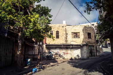 Hebron, Batı Şeria, 19 Aralık 2025 Cuma namazı sırasında H1 sektöründe sessiz ve terk edilmiş sokaklar. Dükkanların çoğu kutsal günün anısına kapalı kalıyor. Bu da kutsal atmosferi ortaya çıkarıyor..