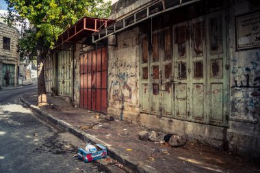 Hebron, Batı Şeria, 19 Aralık 2025 Cuma namazı sırasında H1 sektöründe sessiz ve terk edilmiş sokaklar. Dükkanların çoğu kutsal günün anısına kapalı kalıyor. Bu da kutsal atmosferi ortaya çıkarıyor..