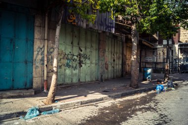 Hebron, Batı Şeria, 19 Aralık 2025 Cuma namazı sırasında H1 sektöründe sessiz ve terk edilmiş sokaklar. Dükkanların çoğu kutsal günün anısına kapalı kalıyor. Bu da kutsal atmosferi ortaya çıkarıyor..
