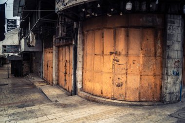 Hebron, Batı Şeria, 19 Aralık 2025 Cuma namazı sırasında H1 sektöründe sessiz ve terk edilmiş sokaklar. Dükkanların çoğu kutsal günün anısına kapalı kalıyor. Bu da kutsal atmosferi ortaya çıkarıyor..