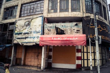 Hebron, Batı Şeria, 19 Aralık 2025 Cuma namazı sırasında H1 sektöründe sessiz ve terk edilmiş sokaklar. Dükkanların çoğu kutsal günün anısına kapalı kalıyor. Bu da kutsal atmosferi ortaya çıkarıyor..