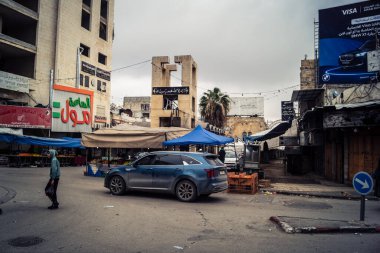 Hebron, Batı Şeria, 19 Aralık 2025 Cuma namazı sırasında H1 sektöründe sessiz ve terk edilmiş sokaklar. Dükkanların çoğu kutsal günün anısına kapalı kalıyor. Bu da kutsal atmosferi ortaya çıkarıyor..