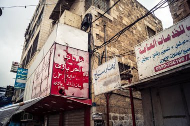 Hebron, Batı Şeria, 19 Aralık 2025 Cuma namazı sırasında H1 sektöründe sessiz ve terk edilmiş sokaklar. Dükkanların çoğu kutsal günün anısına kapalı kalıyor. Bu da kutsal atmosferi ortaya çıkarıyor..