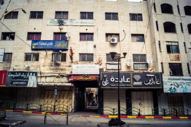 Hebron, Batı Şeria, 19 Aralık 2025 Cuma namazı sırasında H1 sektöründe sessiz ve terk edilmiş sokaklar. Dükkanların çoğu kutsal günün anısına kapalı kalıyor. Bu da kutsal atmosferi ortaya çıkarıyor..