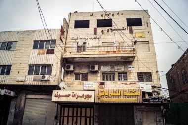 Hebron, Batı Şeria, 19 Aralık 2025 Cuma namazı sırasında H1 sektöründe sessiz ve terk edilmiş sokaklar. Dükkanların çoğu kutsal günün anısına kapalı kalıyor. Bu da kutsal atmosferi ortaya çıkarıyor..