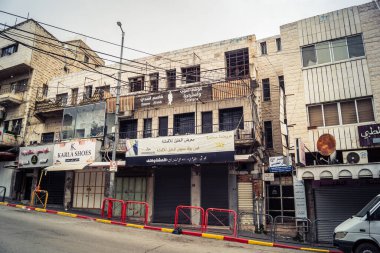 Hebron, Batı Şeria, 19 Aralık 2025 Cuma namazı sırasında H1 sektöründe sessiz ve terk edilmiş sokaklar. Dükkanların çoğu kutsal günün anısına kapalı kalıyor. Bu da kutsal atmosferi ortaya çıkarıyor..