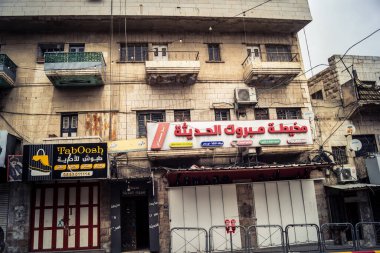 Hebron, Batı Şeria, 19 Aralık 2025 Cuma namazı sırasında H1 sektöründe sessiz ve terk edilmiş sokaklar. Dükkanların çoğu kutsal günün anısına kapalı kalıyor. Bu da kutsal atmosferi ortaya çıkarıyor..