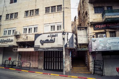 Hebron, Batı Şeria, 19 Aralık 2025 Cuma namazı sırasında H1 sektöründe sessiz ve terk edilmiş sokaklar. Dükkanların çoğu kutsal günün anısına kapalı kalıyor. Bu da kutsal atmosferi ortaya çıkarıyor..