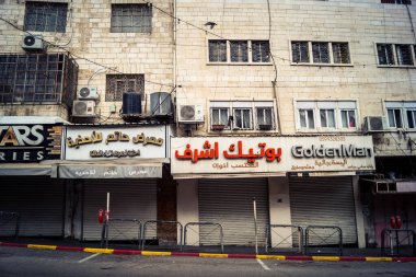 Hebron, Batı Şeria, 19 Aralık 2025 Cuma namazı sırasında H1 sektöründe sessiz ve terk edilmiş sokaklar. Dükkanların çoğu kutsal günün anısına kapalı kalıyor. Bu da kutsal atmosferi ortaya çıkarıyor..