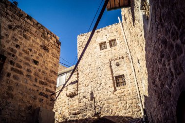 Hebron, Batı Şeria, 19 Aralık 2025 Eski Şehir 'deki dar sokaklar ve taş kemerler. Geleneksel mimari, bu Filistin yönetimindeki bölgede muhafaza edilen kültürel mirası sergiliyor..