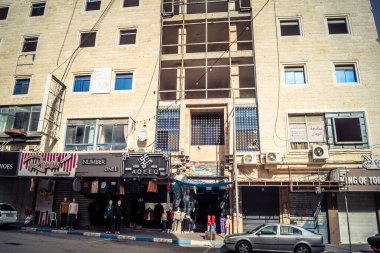 Hebron, Batı Şeria, 19 Aralık 2025 Cuma namazı sırasında H1 sektöründe sessiz ve terk edilmiş sokaklar. Dükkanların çoğu kutsal günün anısına kapalı kalıyor. Bu da kutsal atmosferi ortaya çıkarıyor..