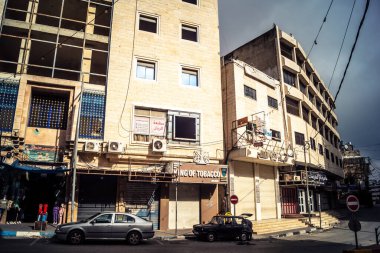 Hebron, Batı Şeria, 19 Aralık 2025 Cuma namazı sırasında H1 sektöründe sessiz ve terk edilmiş sokaklar. Dükkanların çoğu kutsal günün anısına kapalı kalıyor. Bu da kutsal atmosferi ortaya çıkarıyor..