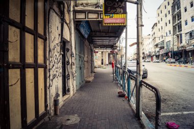 Hebron, Batı Şeria, 19 Aralık 2025 Cuma namazı sırasında H1 sektöründe sessiz ve terk edilmiş sokaklar. Dükkanların çoğu kutsal günün anısına kapalı kalıyor. Bu da kutsal atmosferi ortaya çıkarıyor..