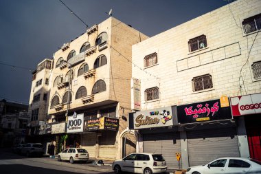 Hebron, Batı Şeria, 19 Aralık 2025 Cuma namazı sırasında H1 sektöründe sessiz ve terk edilmiş sokaklar. Dükkanların çoğu kutsal günün anısına kapalı kalıyor. Bu da kutsal atmosferi ortaya çıkarıyor..