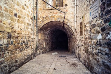 Hebron, Batı Şeria, 19 Aralık 2025 Eski Şehir 'deki dar sokaklar ve taş kemerler. Geleneksel mimari, bu Filistin yönetimindeki bölgede muhafaza edilen kültürel mirası sergiliyor..