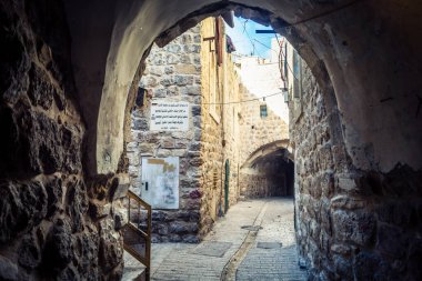 Hebron, Batı Şeria, 19 Aralık 2025 Eski Şehir 'deki dar sokaklar ve taş kemerler. Geleneksel mimari, bu Filistin yönetimindeki bölgede muhafaza edilen kültürel mirası sergiliyor..