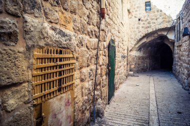 Hebron, Batı Şeria, 19 Aralık 2025 Eski Şehir 'deki dar sokaklar ve taş kemerler. Geleneksel mimari, bu Filistin yönetimindeki bölgede muhafaza edilen kültürel mirası sergiliyor..
