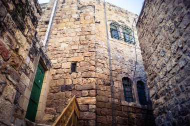 Hebron, Batı Şeria, 19 Aralık 2025 Eski Şehir 'deki dar sokaklar ve taş kemerler. Geleneksel mimari, bu Filistin yönetimindeki bölgede muhafaza edilen kültürel mirası sergiliyor..