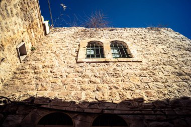 Hebron, Batı Şeria, 19 Aralık 2025 Eski Şehir 'deki dar sokaklar ve taş kemerler. Geleneksel mimari, bu Filistin yönetimindeki bölgede muhafaza edilen kültürel mirası sergiliyor..