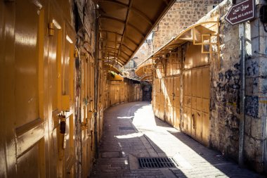 Hebron, Batı Şeria, 19 Aralık 2025 Eski Şehir 'deki dar sokaklar ve taş kemerler. Geleneksel mimari, bu Filistin yönetimindeki bölgede muhafaza edilen kültürel mirası sergiliyor..